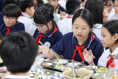 Nâng trần tiền ăn bán trú: Phụ huynh kỳ vọng chất lượng nhưng lo chi phí