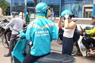 Tài xế ôm công nghệ Hà Nội: Một ngày chạy bao nhiêu giờ để đủ sống?