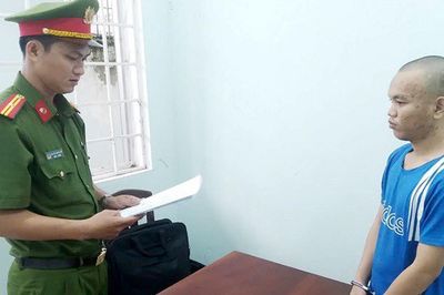 Bắt 'quái xế' tăng ga đâm trực diện chiến sĩ CSGT