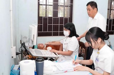 Hơn 1.000 người dân ở Huế được khám sức khỏe, sàng lọc ung thư miễn phí