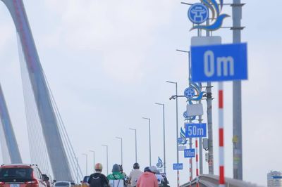 Biển chỉ dẫn khoảng cách cầu Nhật Tân không phải là căn cứ để xử phạt vi phạm