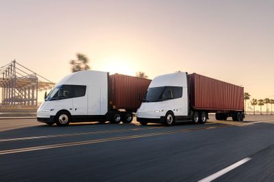 Đầu kéo điện Tesla Semi bắt đầu được bàn giao