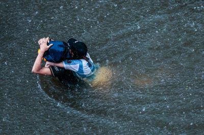 Người dân Bangkok: 'Nước ngập tới cổ tôi rồi'
