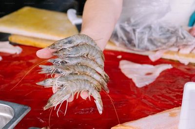 Hai bộ phận rất bẩn của tôm, tiếc mấy cũng nên bỏ