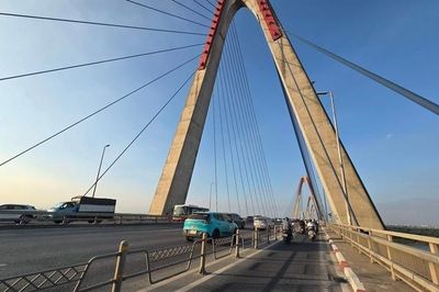Hà Nội gỡ biển báo khoảng cách trên cầu Nhật Tân ngày đầu thí điểm