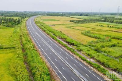 [Ảnh] Cao tốc nối Đông Nam Bộ với Tây Nam Bộ trước ngày thông xe