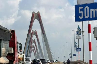 Mốc khoảng cách trên cầu Nhật Tân để hướng dẫn, cảnh báo, không xử phạt