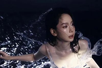 Diện một chiếc váy nặng tới 16kg, Thích Vy khiến cả 'cõi mạng' sững sờ với sự thật đằng sau
