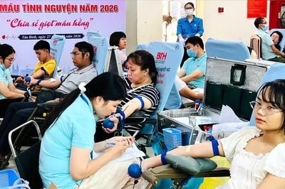 Công nhân, người lao động 'chia sẻ giọt máu hồng'