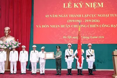 Cục Ngoại tuyến đón nhận Huân chương Chiến công hạng nhất