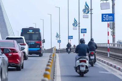 Hà Nội tạm tháo các biển khoảng cách trên cầu Nhật Tân