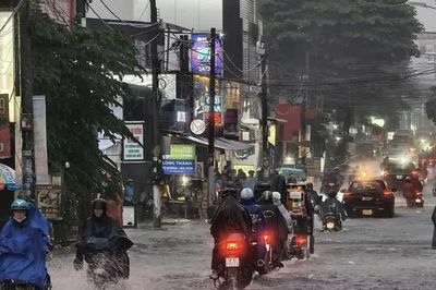Mưa lớn quay lại Nam Bộ, miền Trung