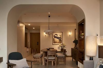 Những đường cong làm mềm căn hộ của gia đình bốn người