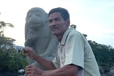 Người giao nộp tượng thần khỉ ở Quảng Ngãi vừa được thưởng tiền, vừa nhận bằng khen