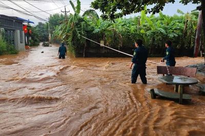 Đồng Nai 'lệnh' dỡ gấp cầu tạm sông Buông vì gây ngập