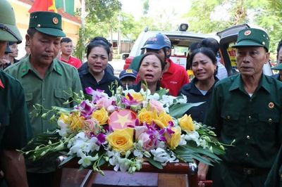 Con gái liệt sĩ bật khóc đón cha về quê sau gần 40 năm