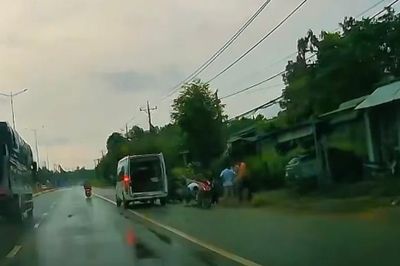 Áo mưa cuốn vào bánh xe, người phụ nữ ngưng tim giữa đường