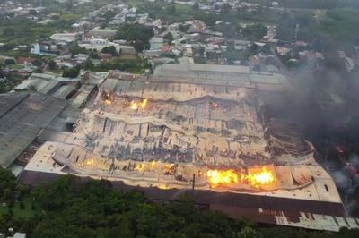 Cháy lớn tại công ty sản xuất gỗ sát khu dân cư ở Đồng Nai