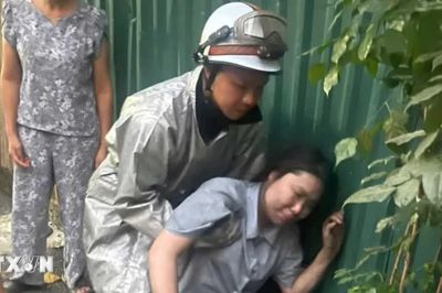 Hà Nội: Đưa 2 người thoát khỏi đám cháy qua tầng tum nhà liền kề