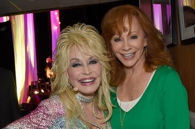 Reba McEntire day dứt vì cuộc gọi nhỡ của Dolly Parton