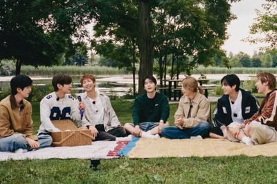 BTS tung ảnh đủ 7 thành viên, visual đời thường khiến fan xúc động