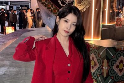 IU lén ra ngoài để xem biển quảng cáo, hé lộ hậu trường gây chú ý