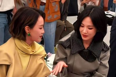 Song Hye Kyo đọ sắc nổi bật bên Thư Kỳ tại tuần lễ thời trang ở Ý
