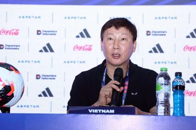 HLV Kim Sang Sik: 'Thái Lan rất mạnh, chúng tôi phải chuẩn bị kỹ lưỡng'