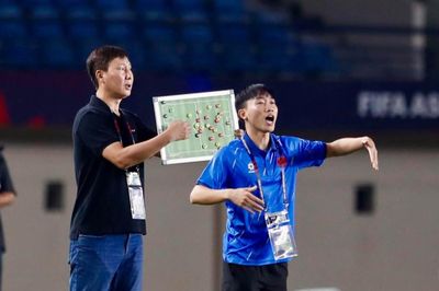 Xuân Son chấn thương, 'cơn đau đầu' nhẹ với HLV Kim Sang Sik