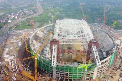 Sân vận động PVF hoàn thành nâng mái vòm 8.600 tấn