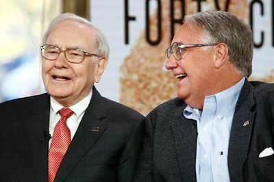 Con trai Warren Buffett: Từ nông dân, cảnh sát đến người được giao phó đế chế nghìn tỷ USD