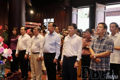 Chủ nhiệm Ủy ban Quốc phòng, An ninh và Đối ngoại của Quốc hội Lê Tấn Tới dâng hương tưởng niệm các Anh hùng liệt sĩ
