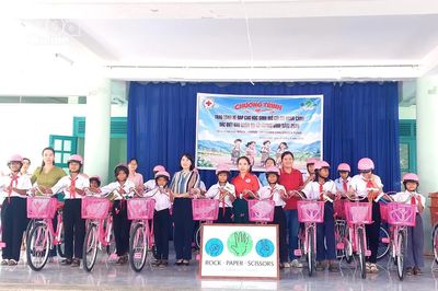 Tổ chức phi chính phủ Rock Paper Scissors Children's Fund tặng 20 xe đạp cho học sinh xã Khánh Vĩnh