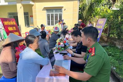 Phường Ba Ngòi ra quân hỗ trợ, hướng dẫn người dân sử dụng các nền tảng số