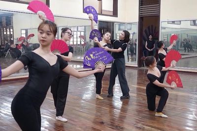 Phía sau nghề múa