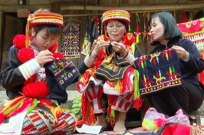 Những bàn tay thêu sắc đỏ
