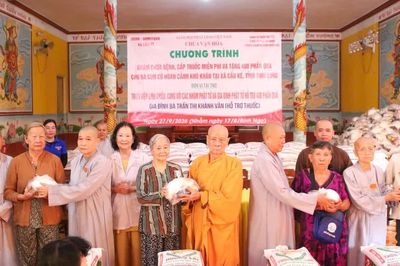 Vĩnh Long: Chùa Vạn Hòa, thiền viện Linh Chiếu tặng 400 phần quà đến bà con khó khăn