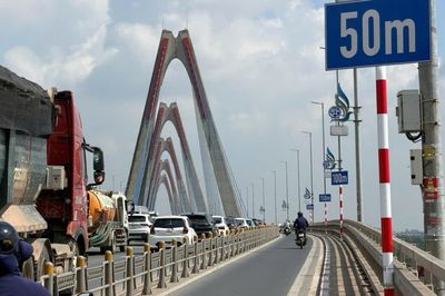 Biển cảnh báo khoảng cách trên cầu Nhật Tân: Không phải để 'bắt lỗi' tài xế