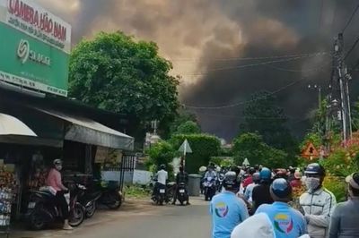 Cháy lớn tại xưởng gỗ 2.000m² ở Đồng Nai