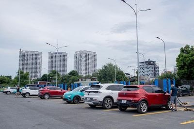 Bãi đỗ xe Hà Nội trước bài toán tích hợp trạm sạc