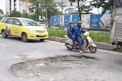Mặt đường hư hỏng tiềm ẩn nguy cơ tai nạn giao thông