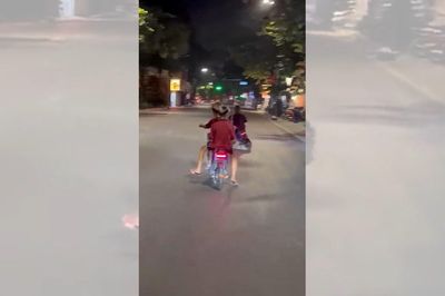 Xử lý nghiêm hành vi điều khiển xe điện gây nguy hiểm