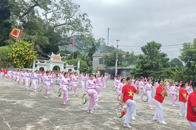 100 người cao tuổi phường Nùng Trí Cao đồng diễn chào mừng Ngày Quốc tế Người cao tuổi 1/10