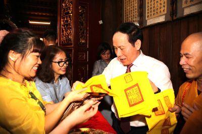 Vạn người xếp hàng chờ nhận ấn thiêng Đền Kiếp Bạc tại lễ hội mùa Thu 2026
