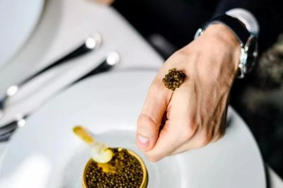 Trứng cá tầm đắt hơn vàng nhưng có thời được phục vụ miễn phí