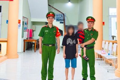 Người mẹ bất ổn tâm lý mang con đi lạc, được công an đưa về nhà giữa đêm