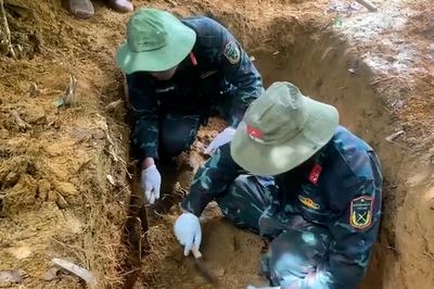 Trong lúc làm rừng, người dân ở Huế phát hiện phần mộ liệt sĩ cùng nhiều di vật