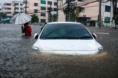 Người dân Thái Lan kể cảnh nước ngập nhà, nhiều ngày phải ngủ trên bàn