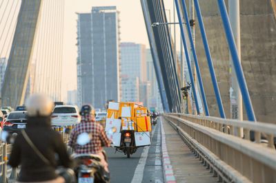 Hình ảnh cầu Nhật Tân sau khi tháo loạt biển báo khoảng cách vừa lắp