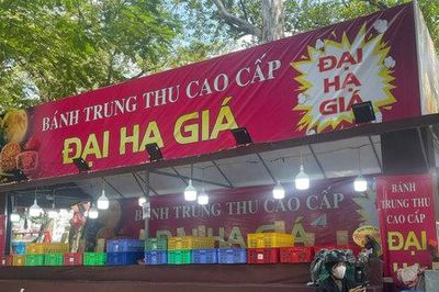 Bánh Trung thu đại hạ giá sau rằm: Món hời hay mối lo?